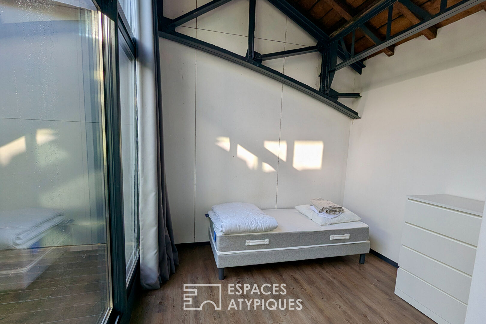 Loft industriel meublé en face du Parc Rivière