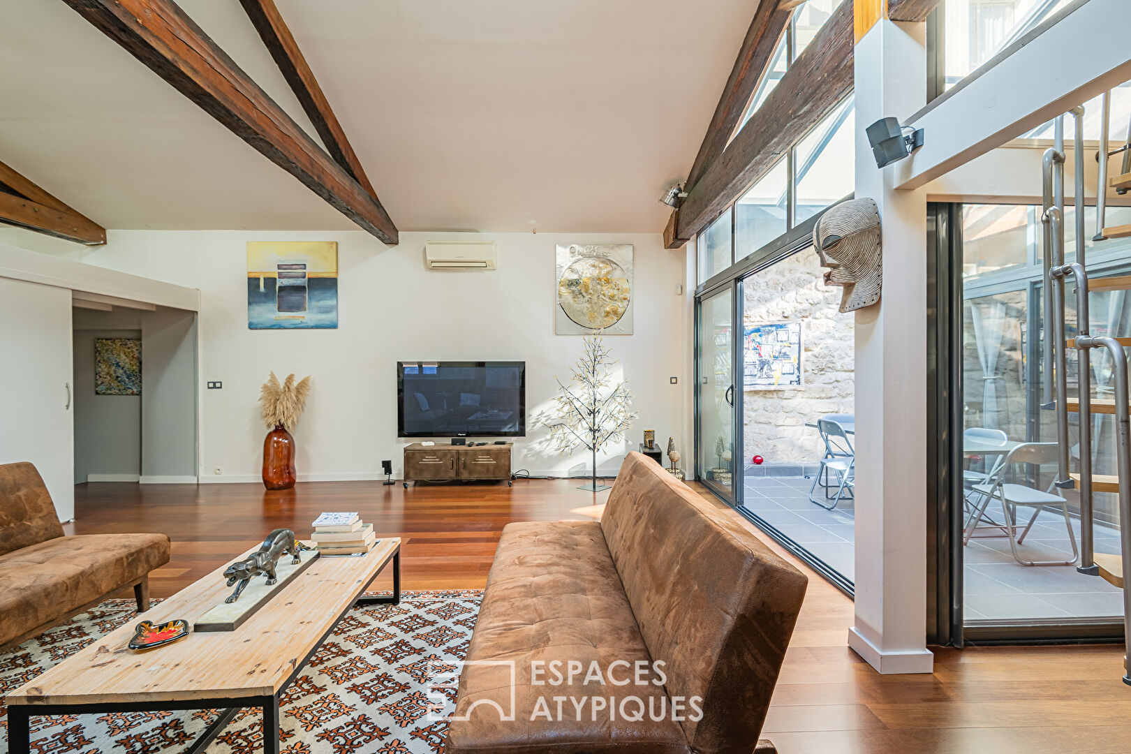 Grand loft lumineux avec terrasse couverte