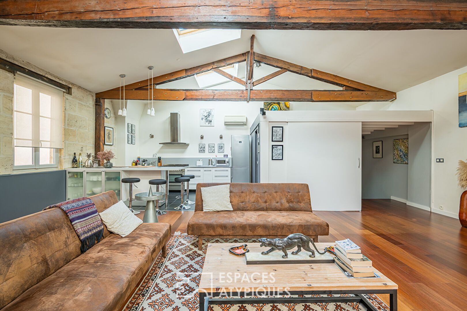Grand loft lumineux avec terrasse couverte