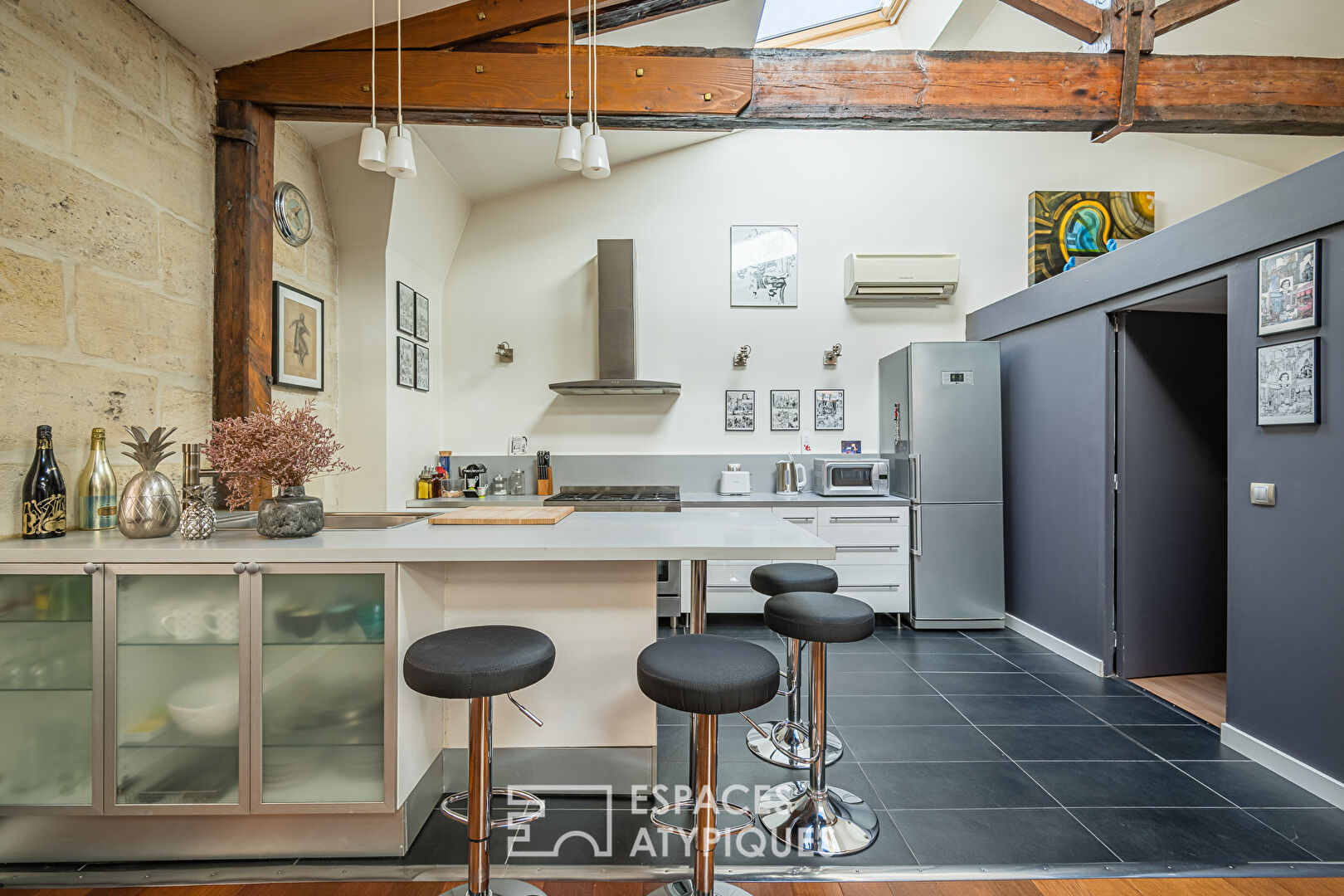 Grand loft lumineux avec terrasse couverte