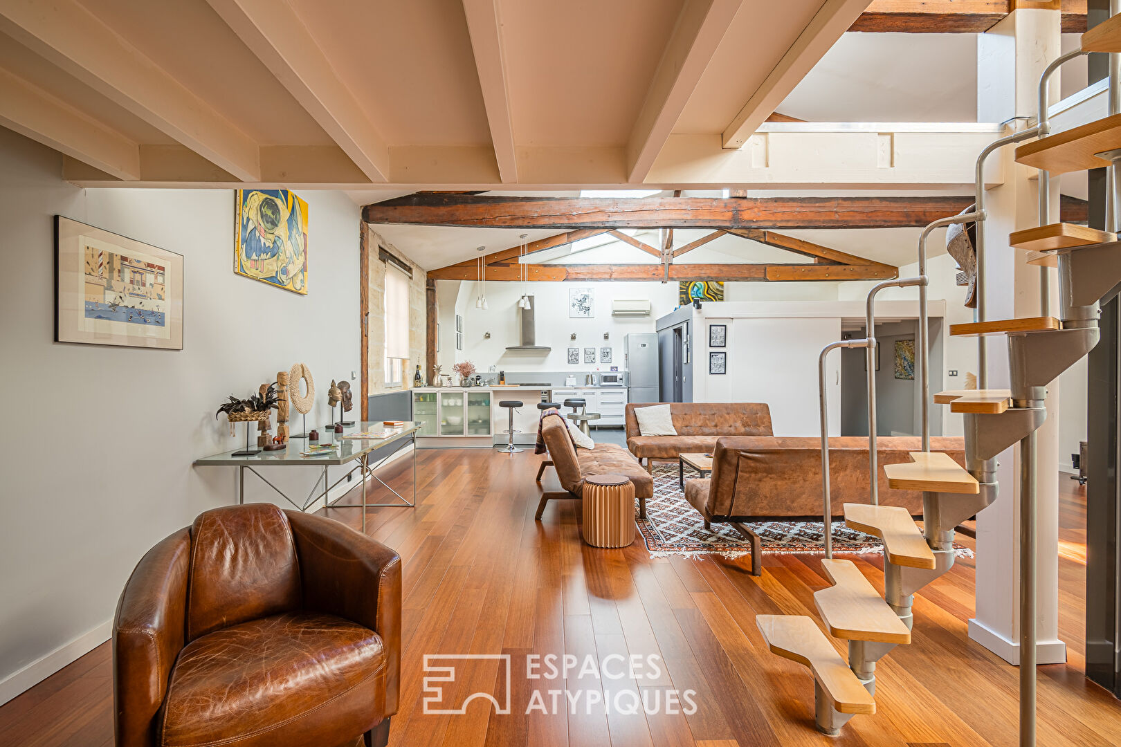 Grand loft lumineux avec terrasse couverte