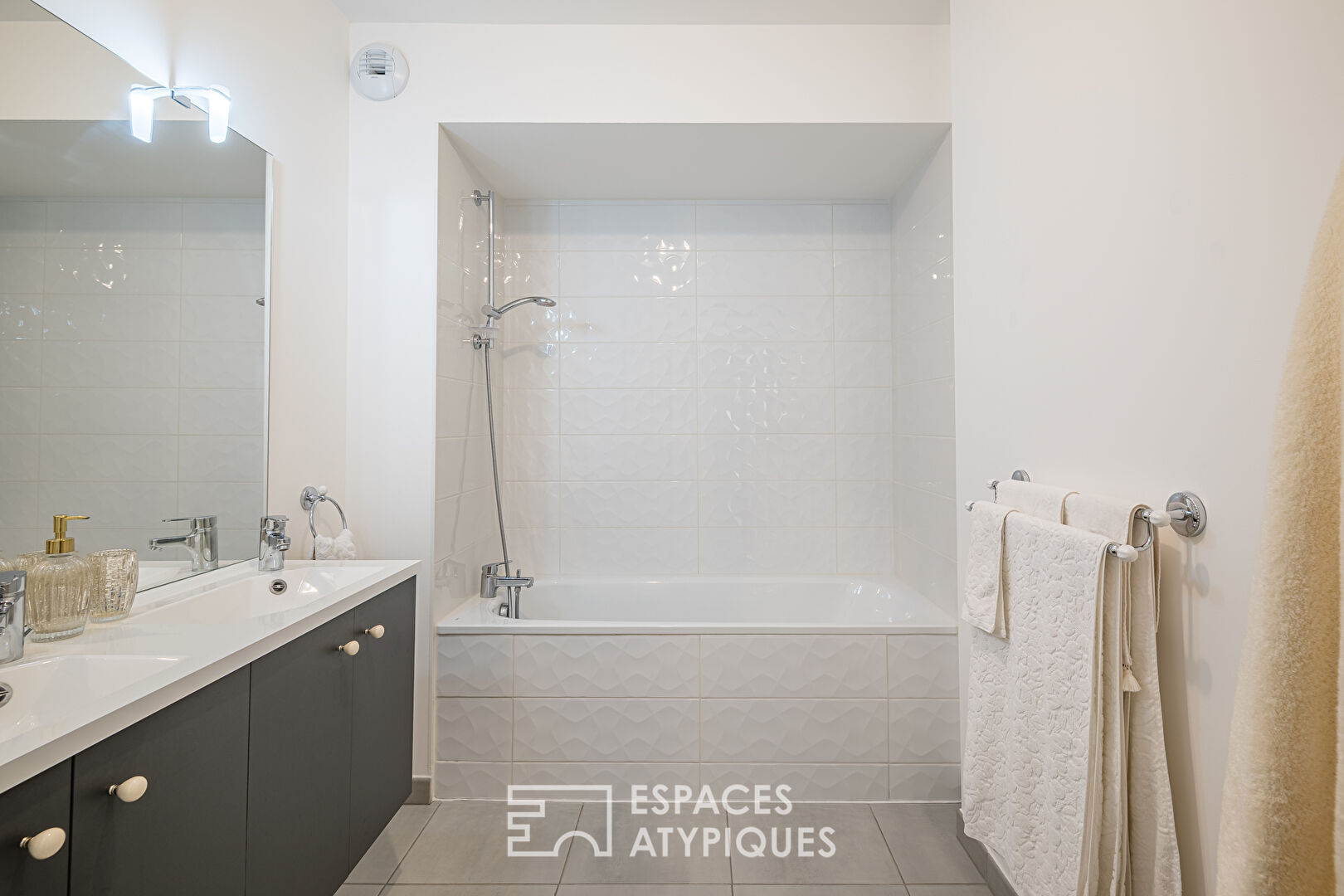 Appartement récent avec terrasse et vue sur le lac