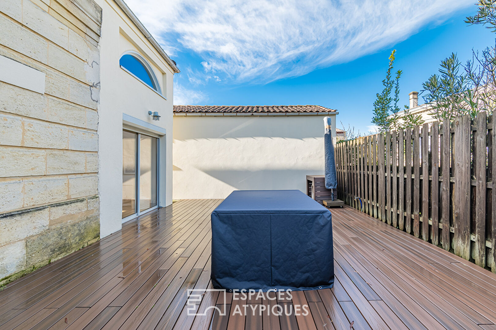 Maison de charme avec terrasse et stationnement