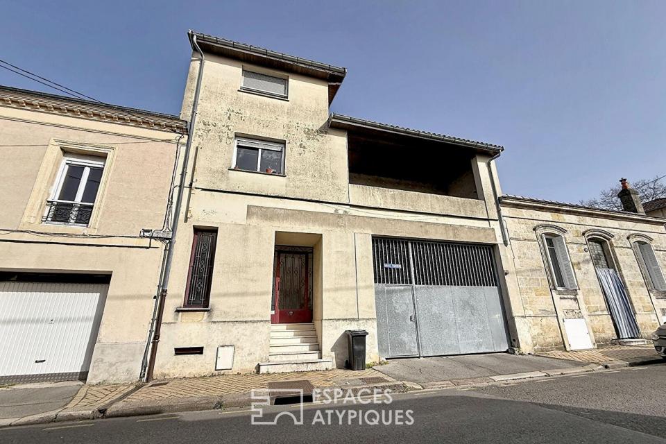 Volume brut avec terrasse suspendue à Bastide