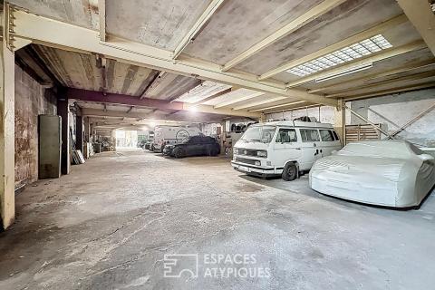 Raw volume with suspended terrace in Bastide