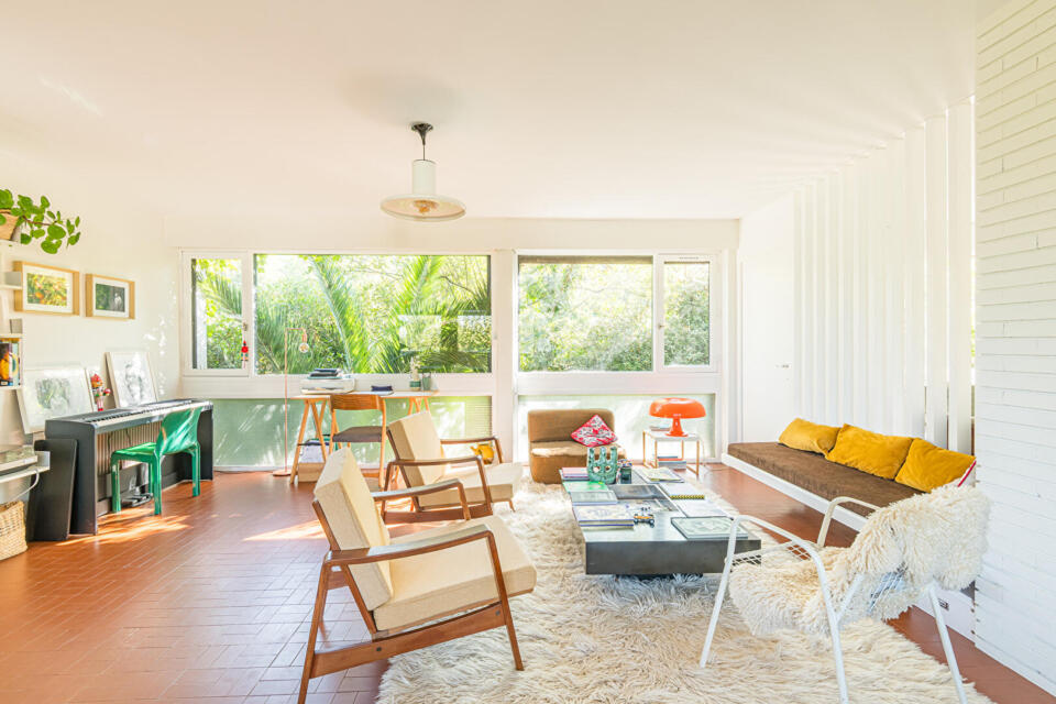 Maison d'architecte des années 60 au coeur d'un écrin de verdure