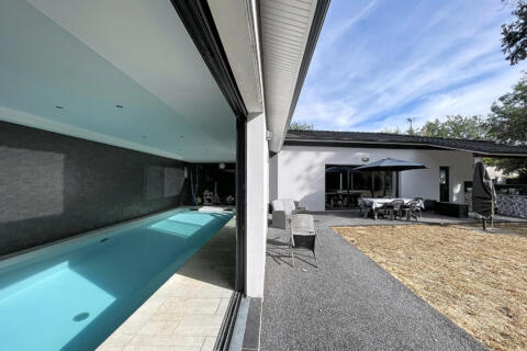 Maison contemporaine de plain-pied avec piscine intérieure et jardin