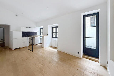 Appartement rénové en dernier étage en plein centre de Saint Paul