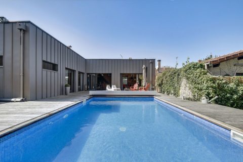 Contemporary echoppe in Bouscat with swimming pool and garden