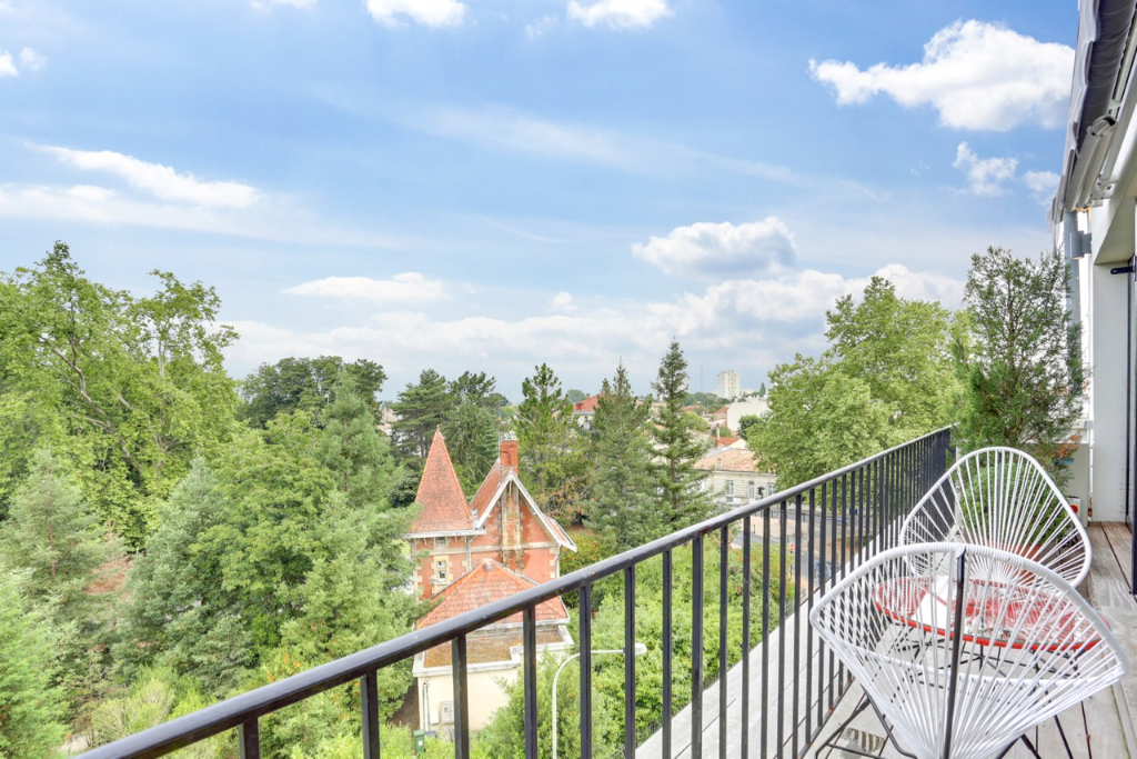 penthouse with a view of the Bordelais