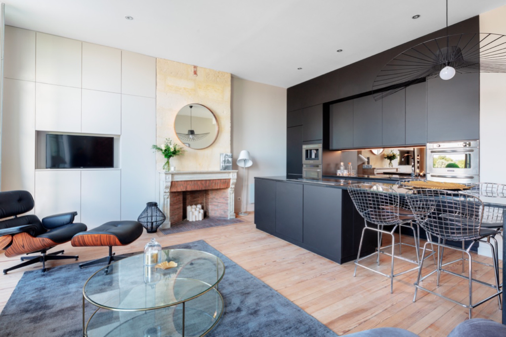 Exceptional apartment located on the Chartrons quays