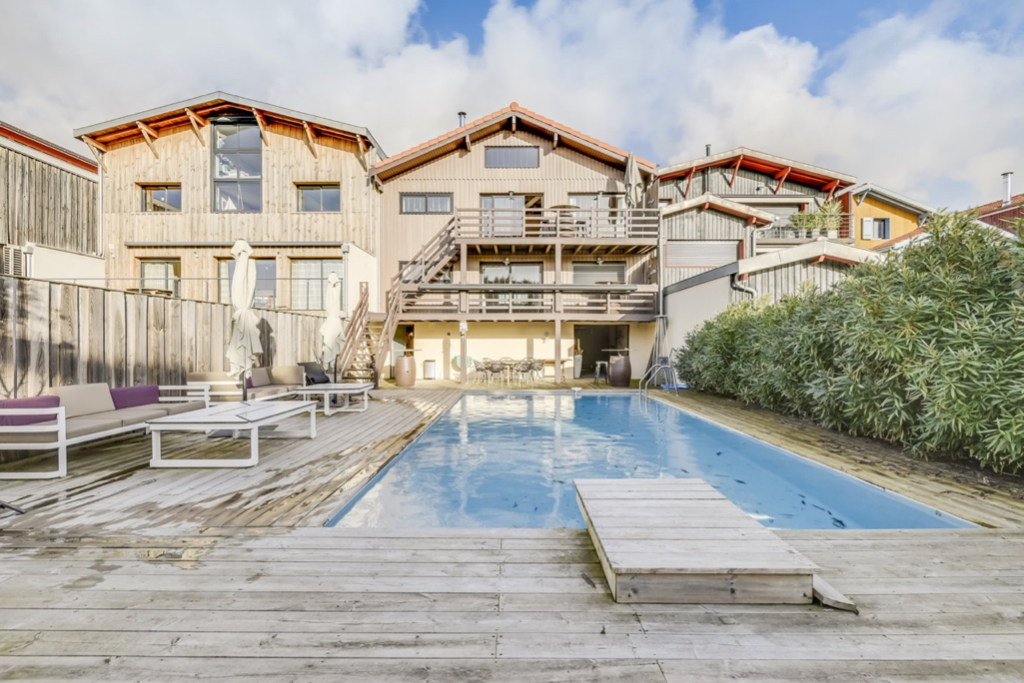 Wooden house on the port of La Teste