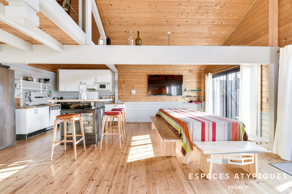 Maison en bois sur le port de la Teste