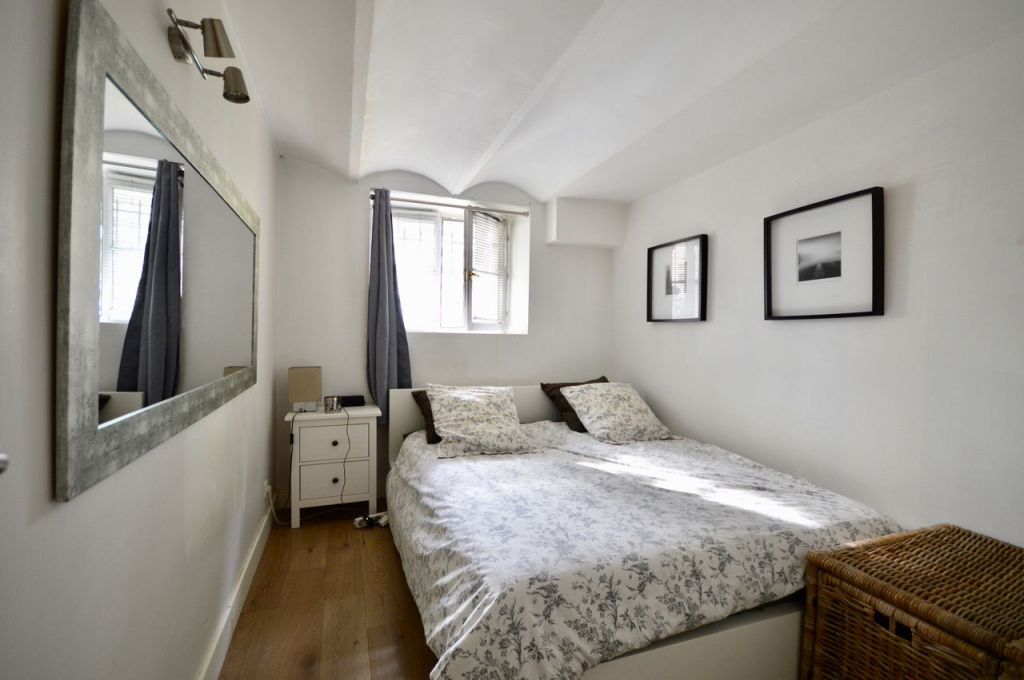 Duplex in an ancient chartreuse of Chartrons