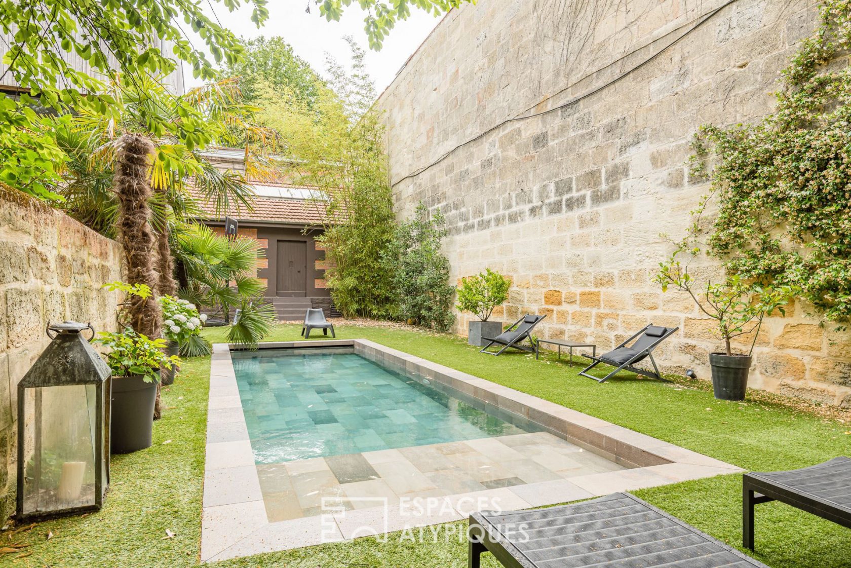 Bourgeoise house with swimming pool and garage