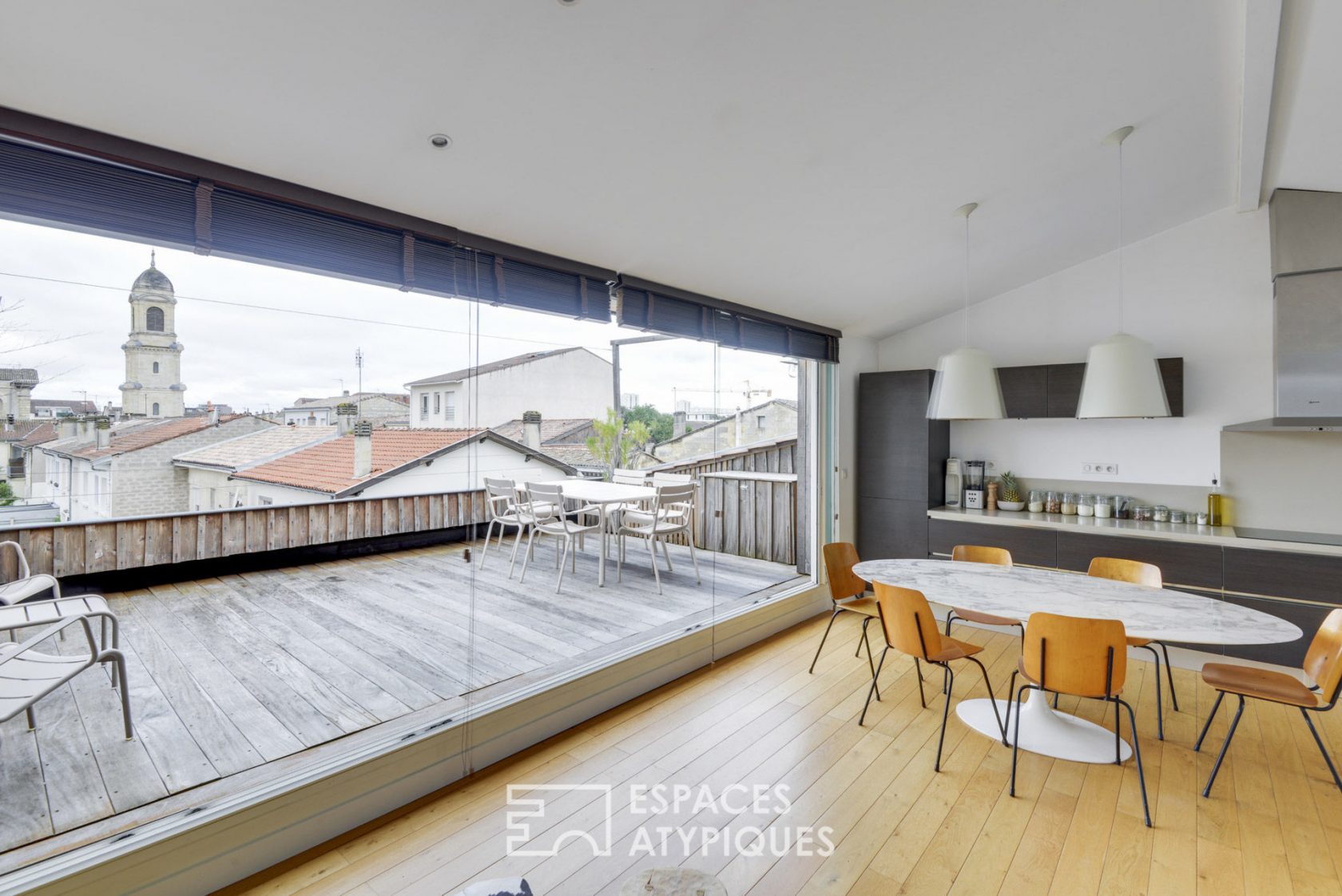 Maison familiale avec terrasse et garage aux Chartrons