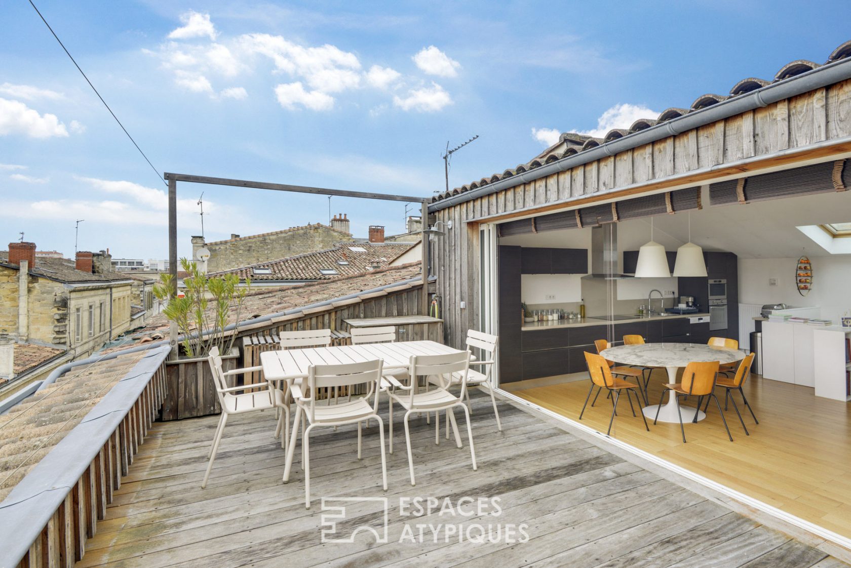 Maison familiale avec terrasse et garage aux Chartrons