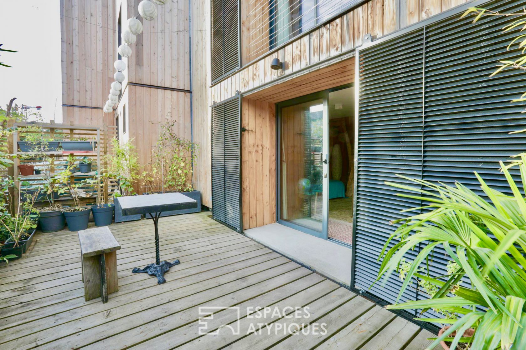 Maison zen en bois avec terrasse à la Bastide