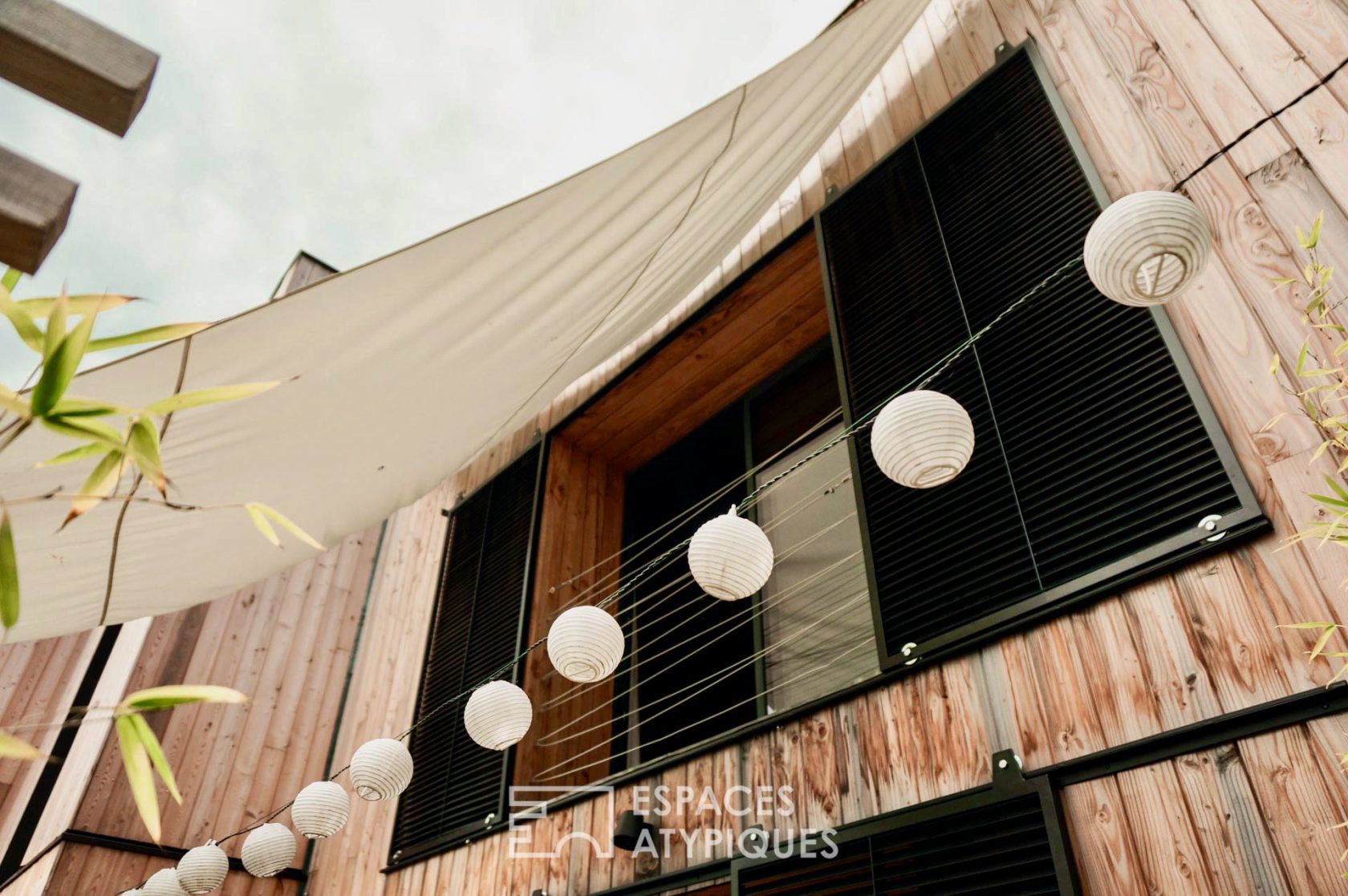 Maison zen en bois avec terrasse à la Bastide