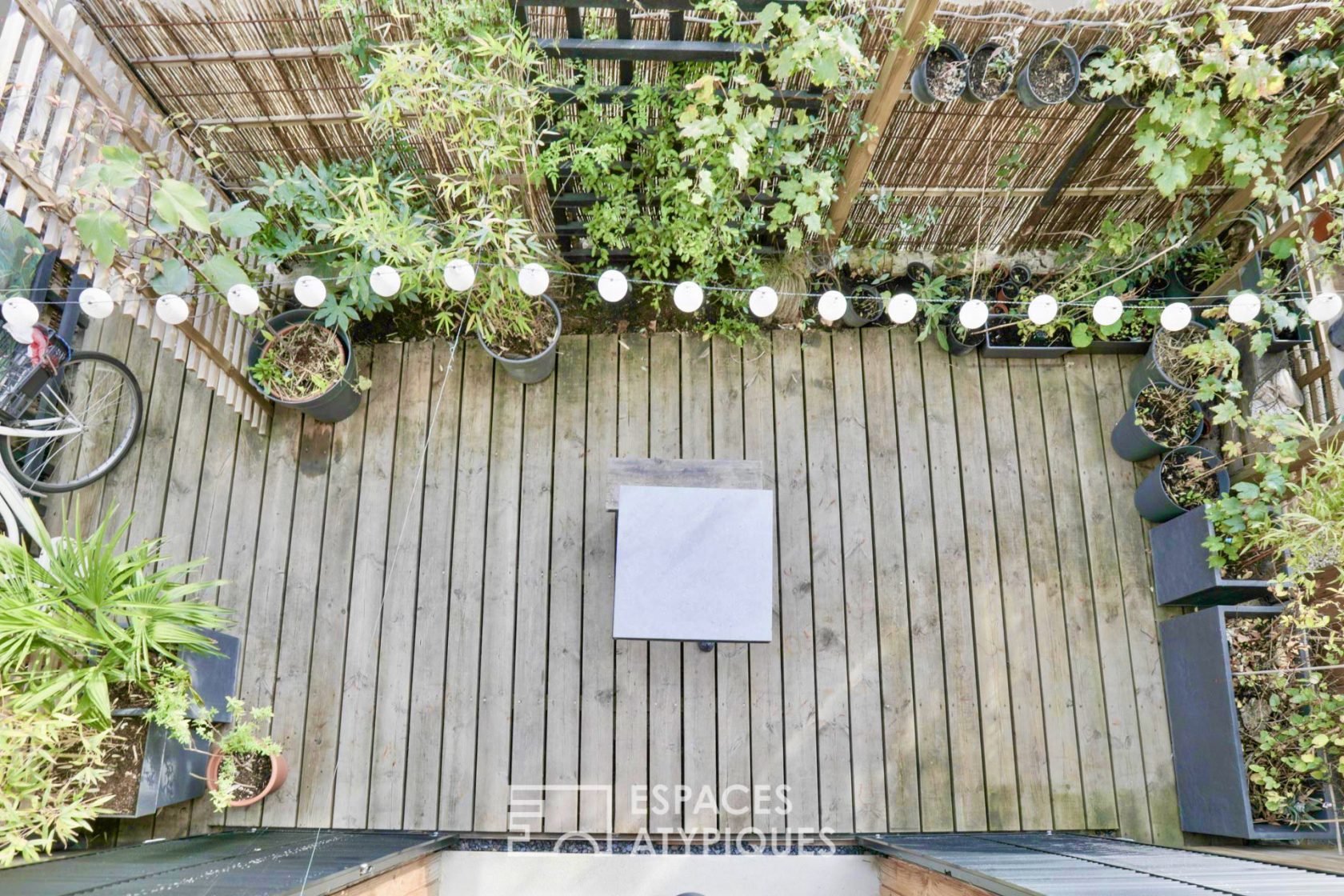 Maison zen en bois avec terrasse à la Bastide