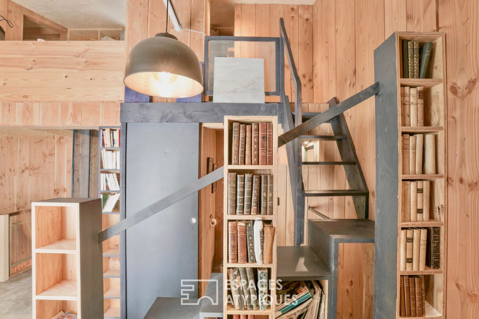 Maison zen en bois avec terrasse à la Bastide