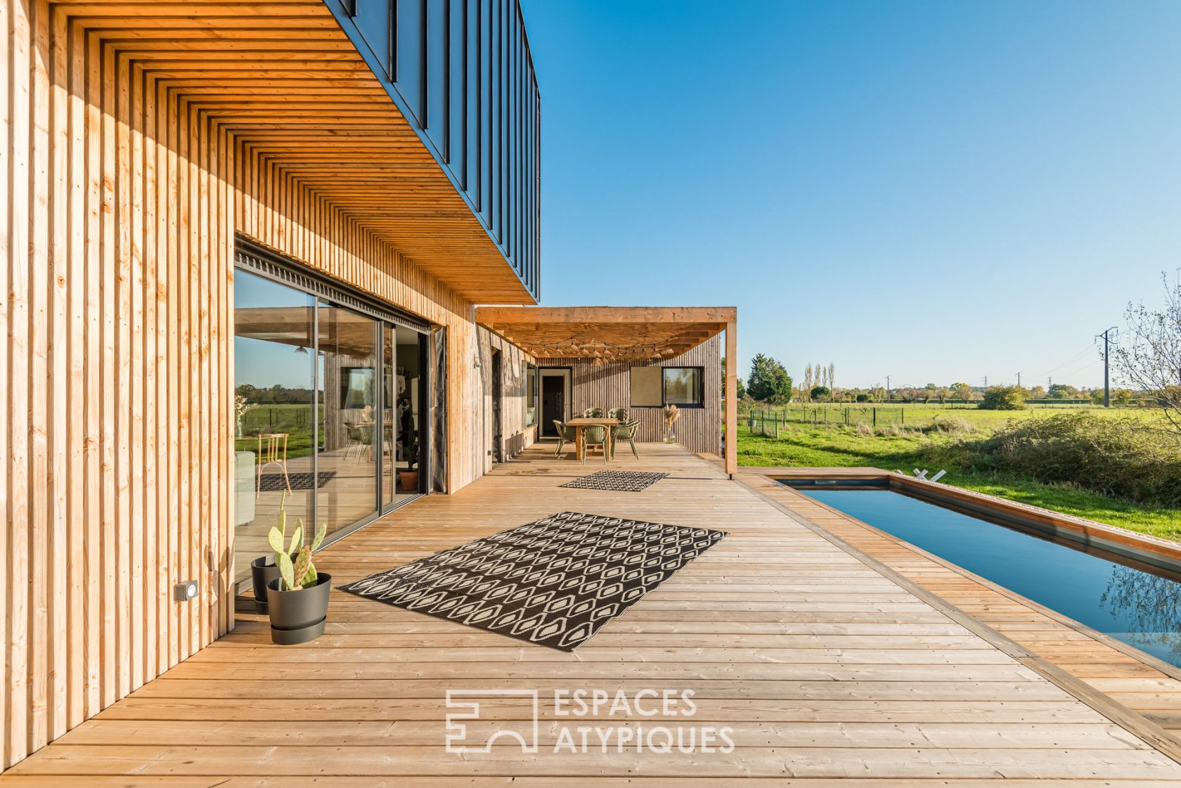 Maison d’architecte à toit plat avec piscine