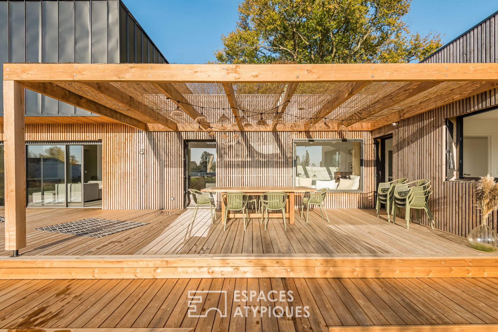 Maison d’architecte à toit plat avec piscine