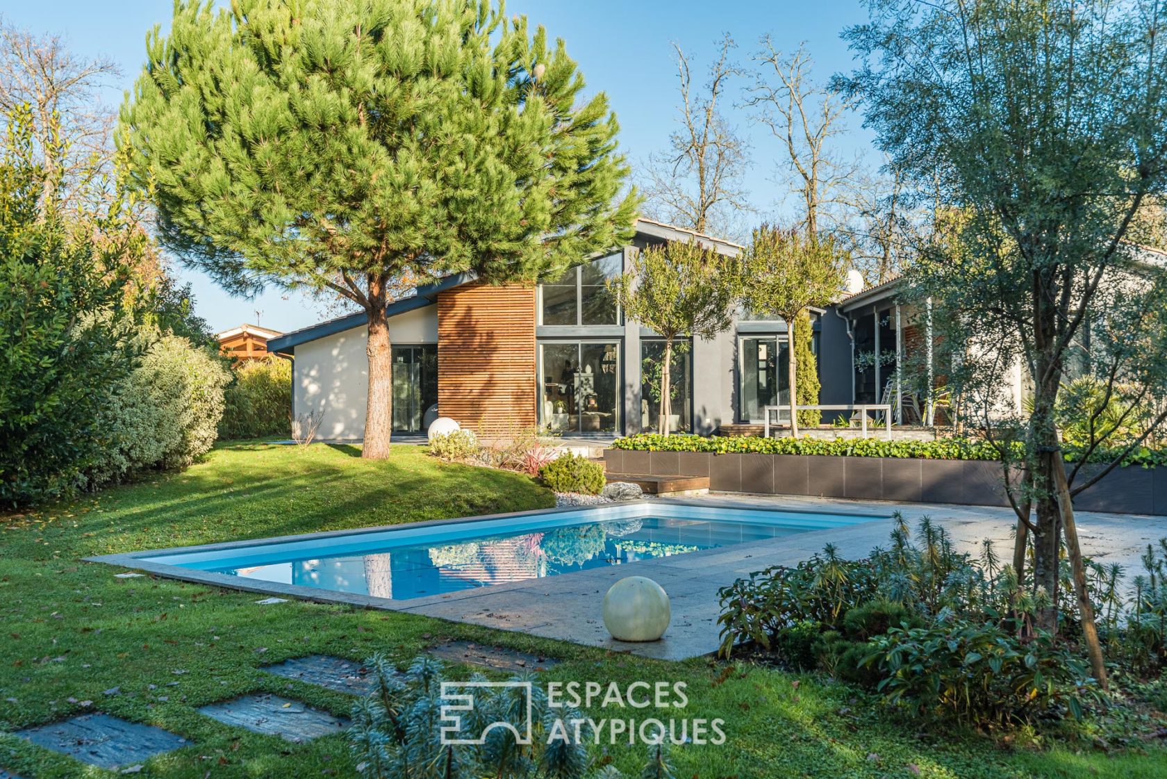 Belle contemporaine dans son écrin naturel