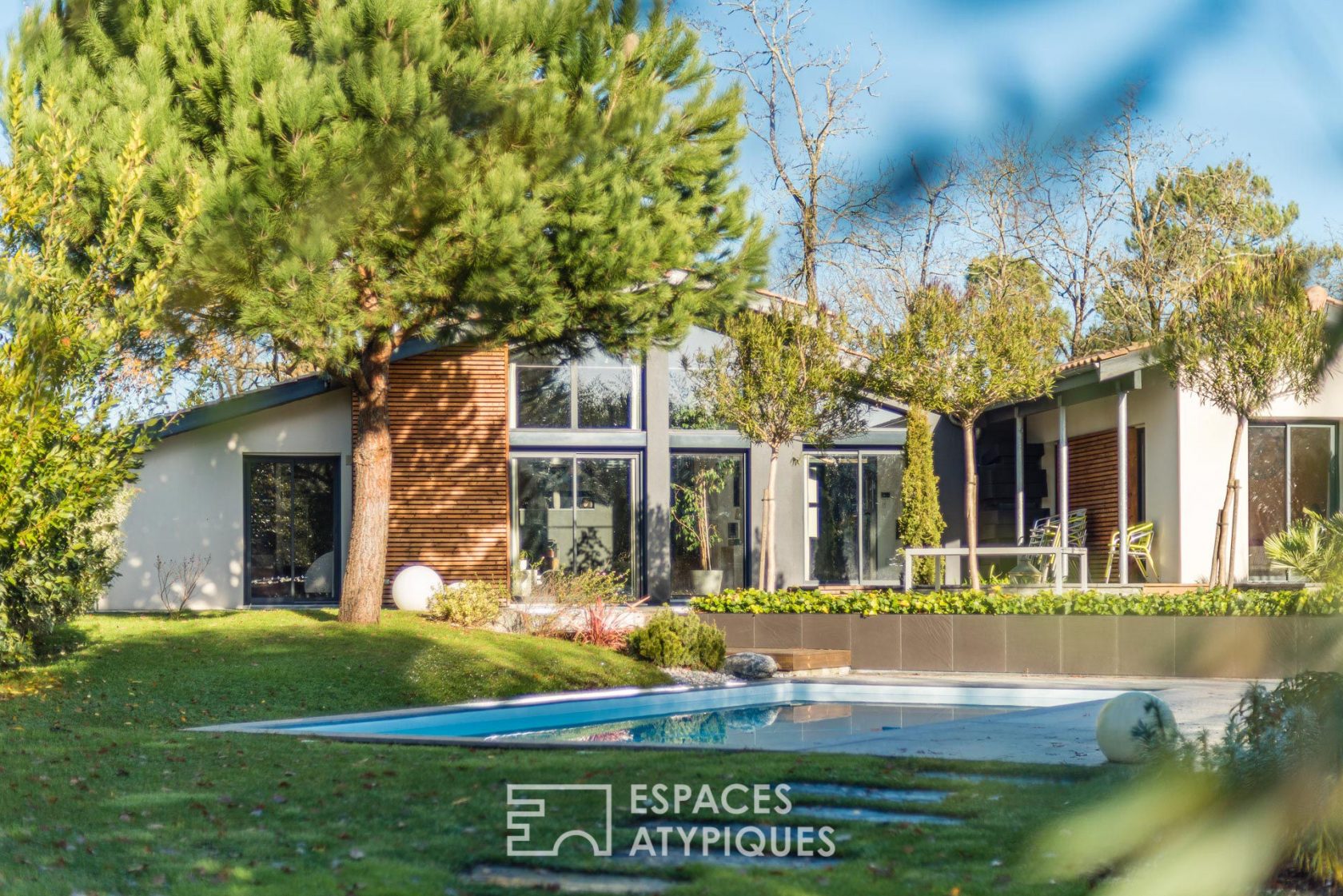 Belle contemporaine dans son écrin naturel