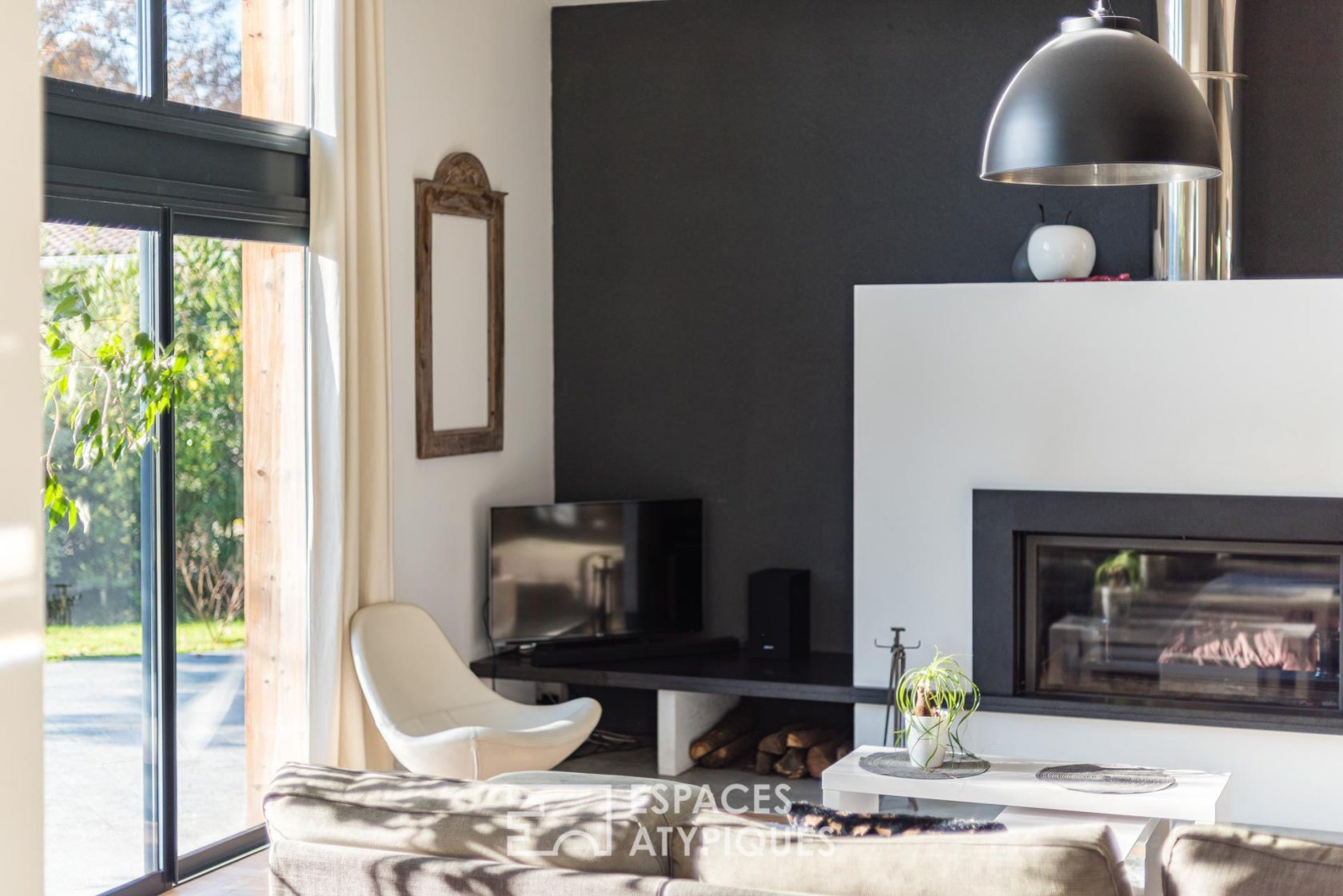 Belle contemporaine dans son écrin naturel