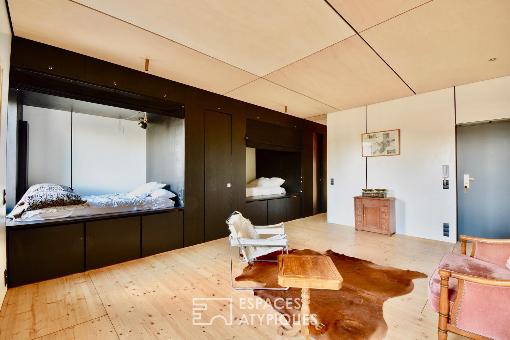 Cocoon apartment designed as a loft spirit