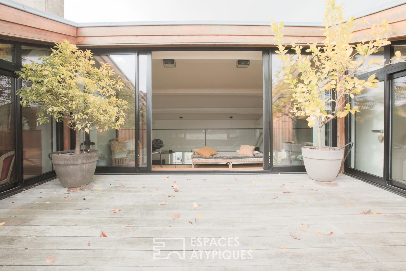 Loft with terrace and open view at the Bastide