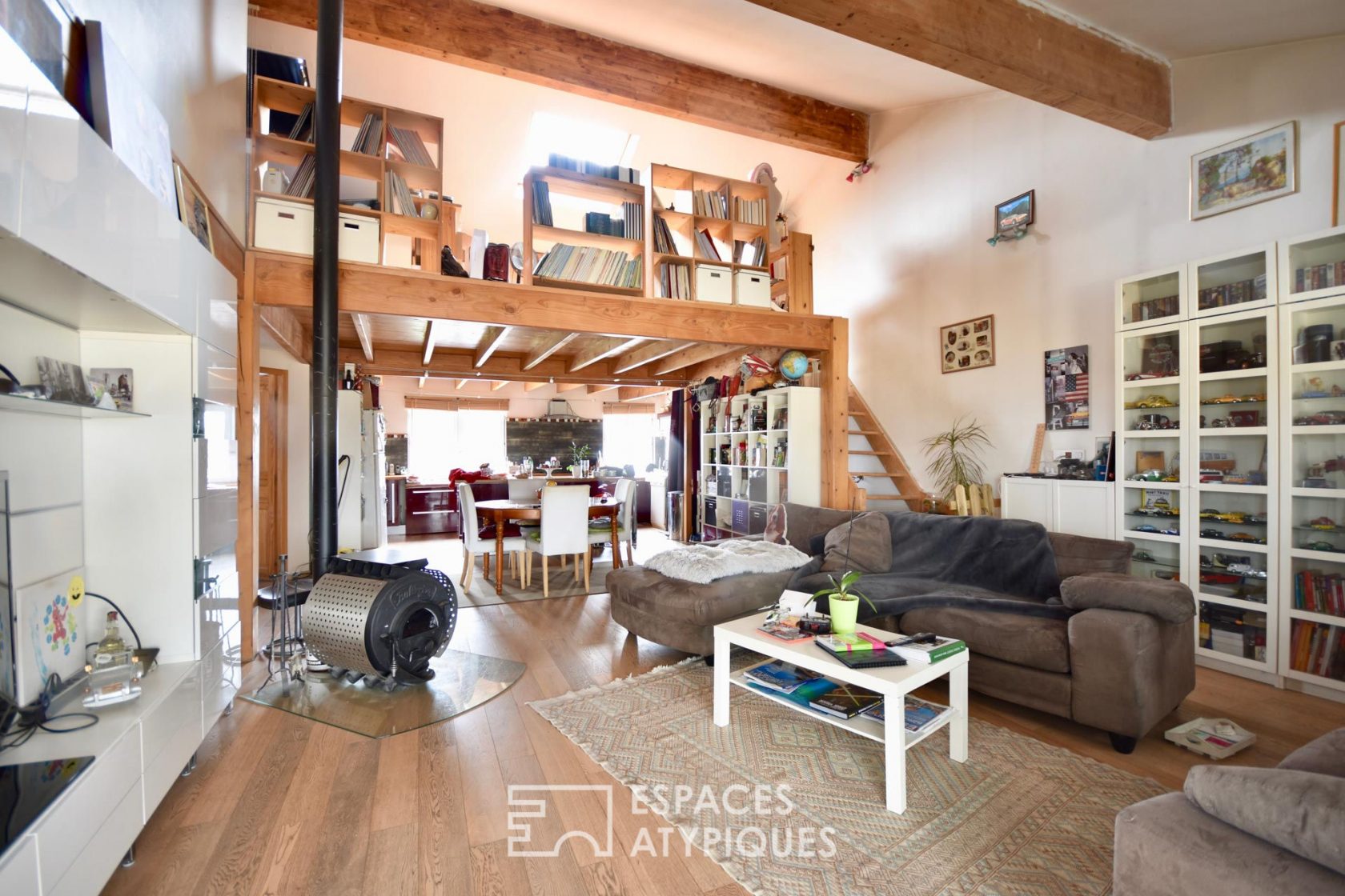 Mixed-use loft-style house