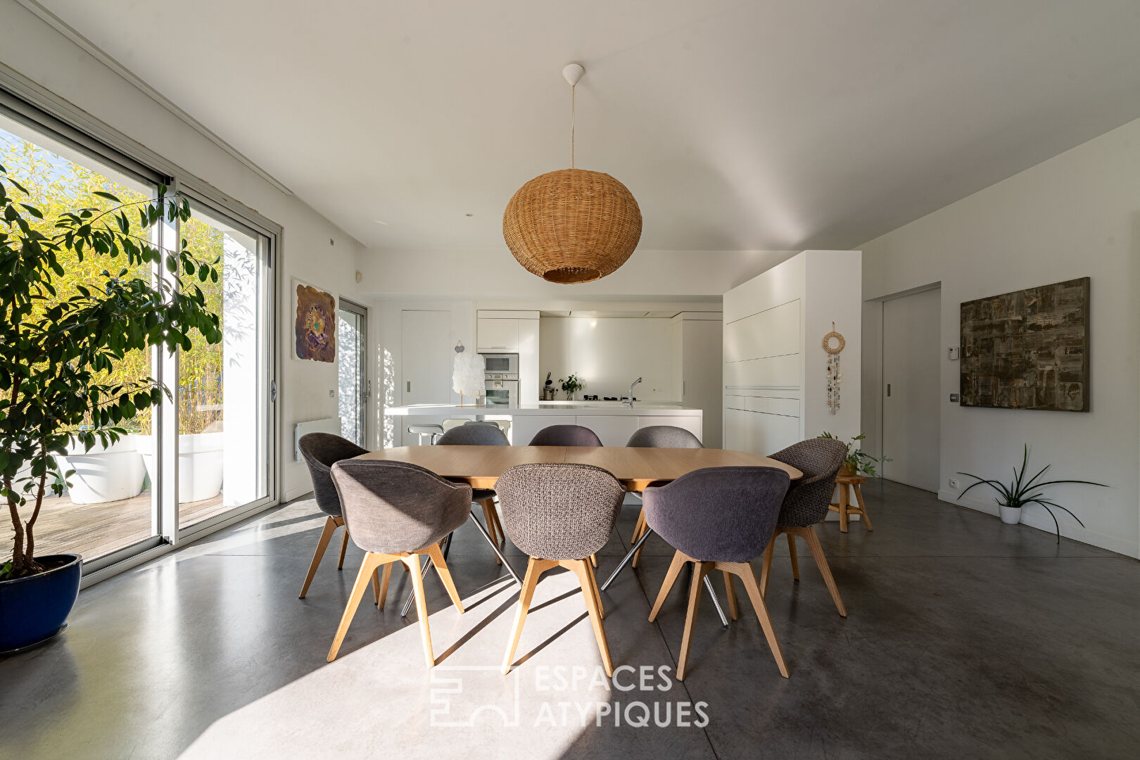 Architect-designed house with swimming pool