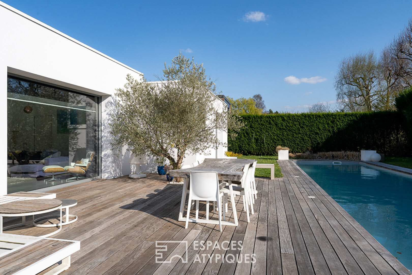 Architect-designed house with swimming pool