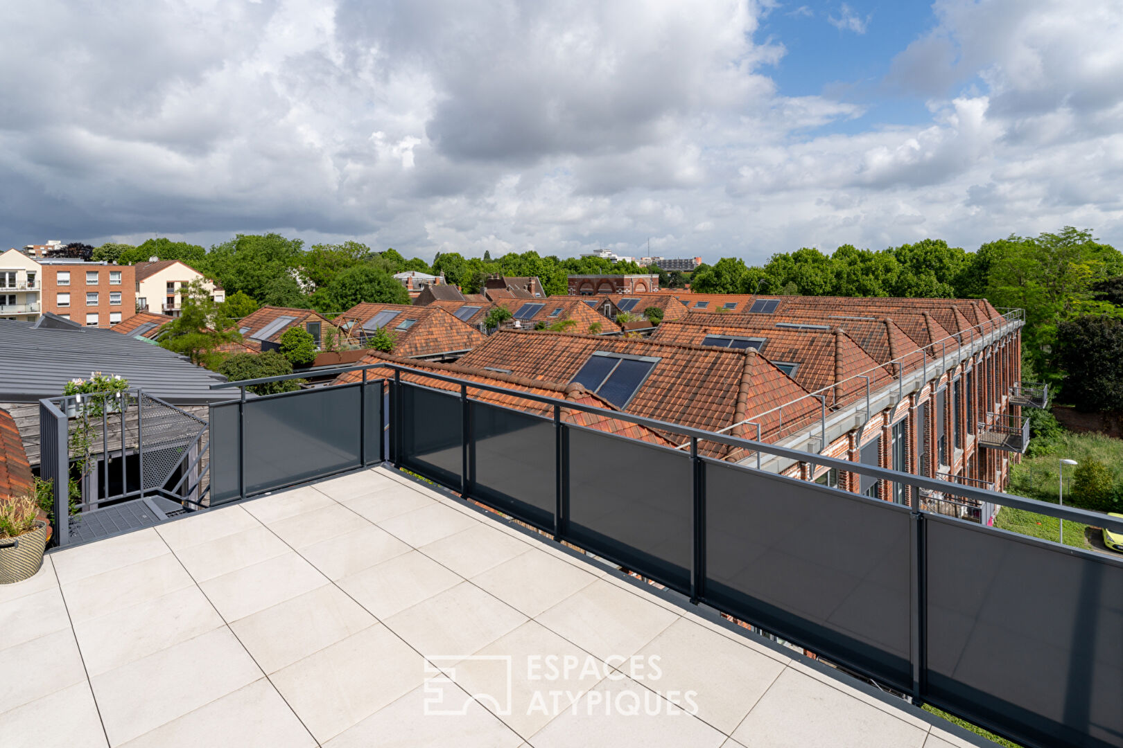 Loft d’exception sur les toits d’un château industriel Barbieux