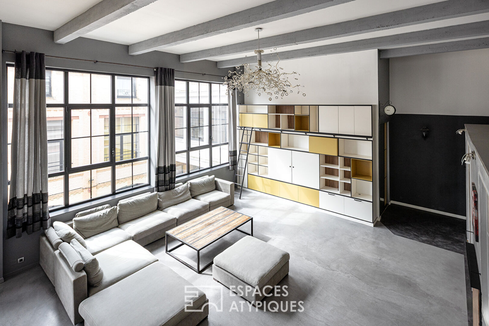 Loft industriel avec rooftop vues sur les toits de Roubaix