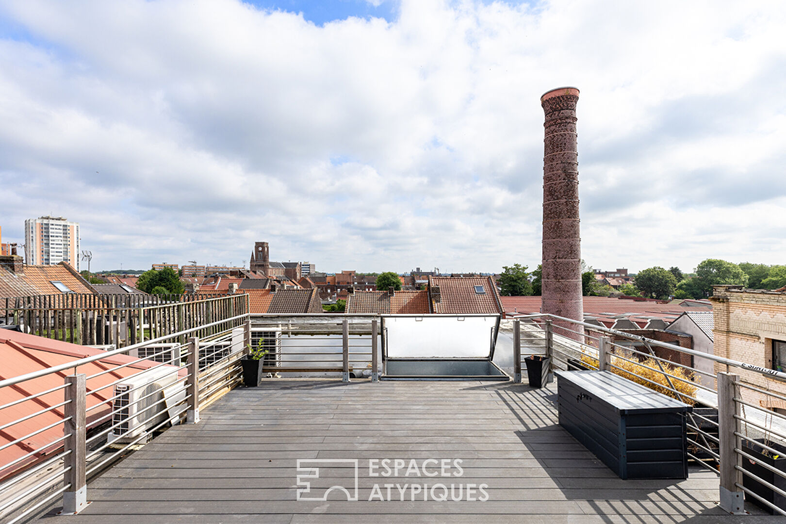 Loft industriel avec rooftop vues sur les toits de Roubaix