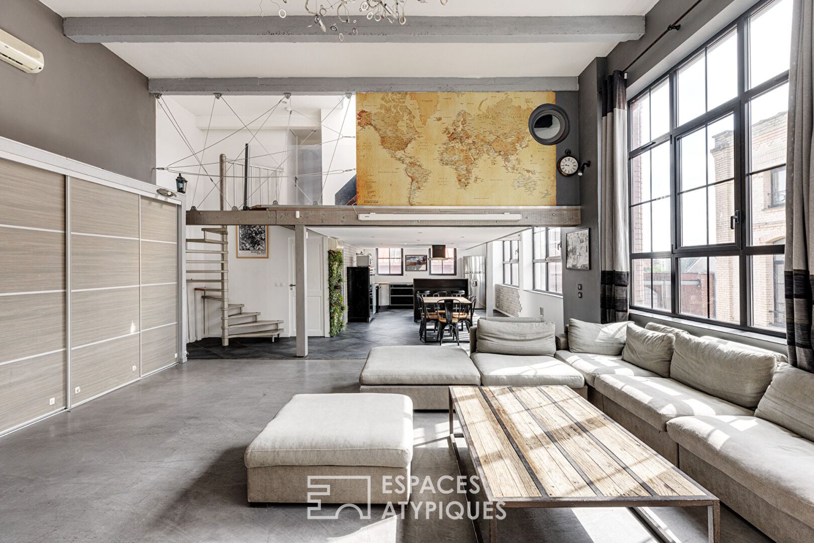 Loft industriel avec rooftop vues sur les toits de Roubaix