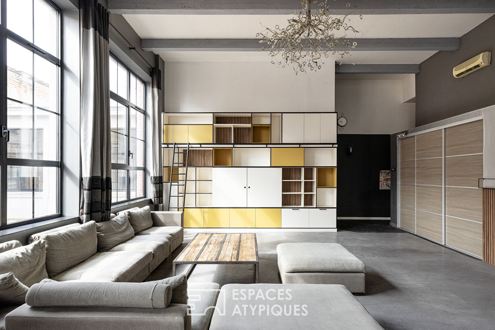 Loft industriel avec rooftop vues sur les toits de Roubaix