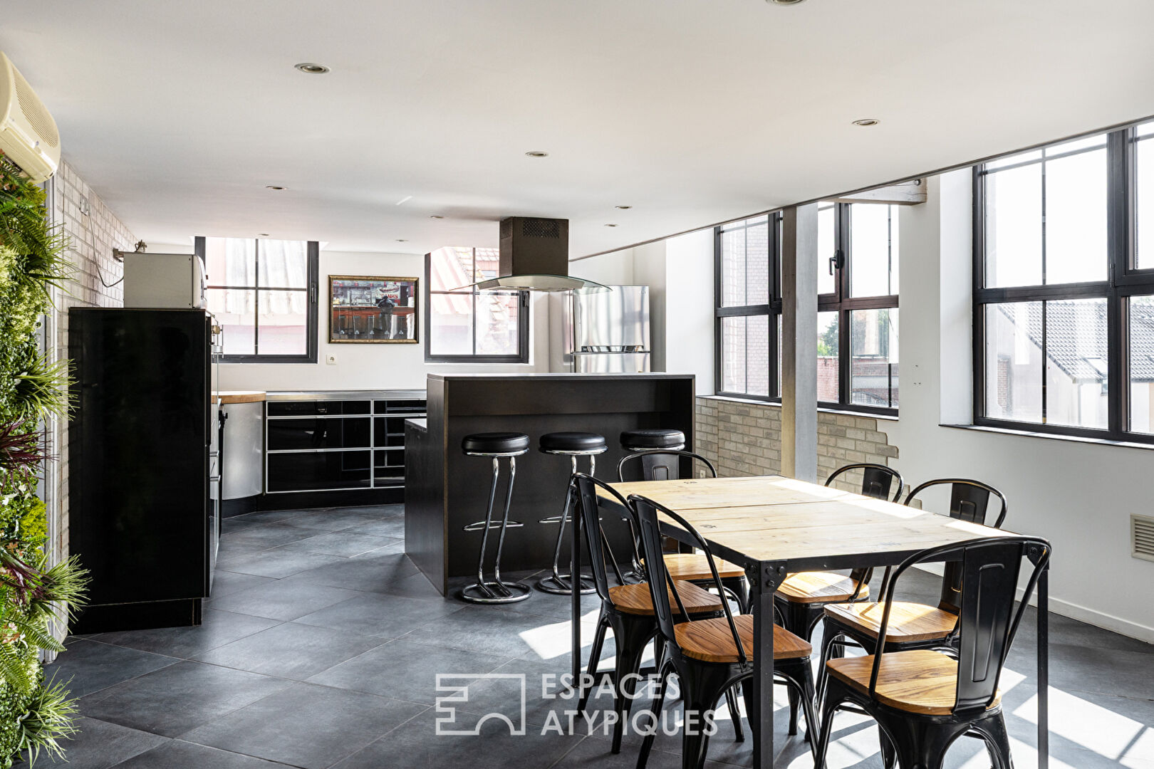 Loft industriel avec rooftop vues sur les toits de Roubaix