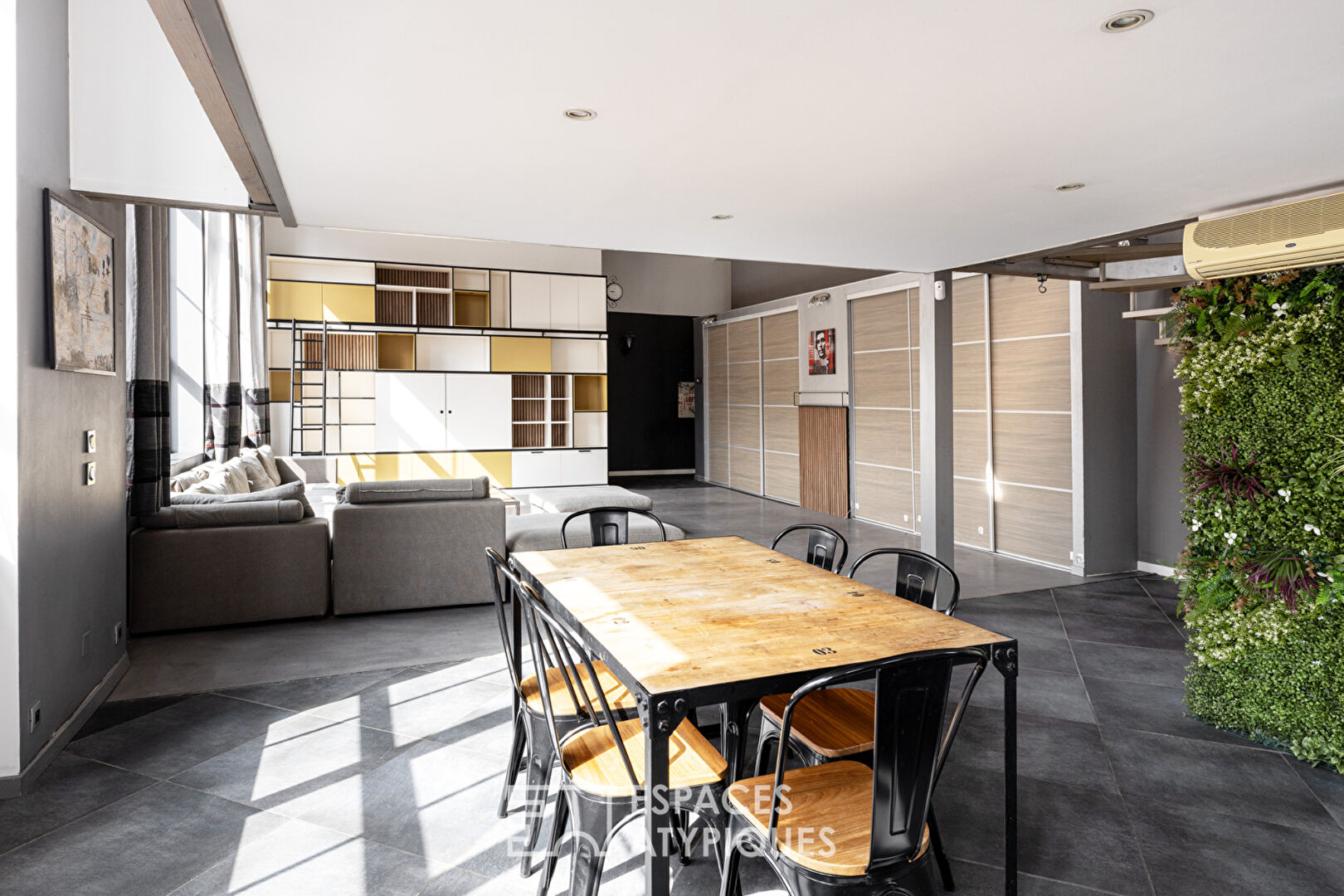 Loft industriel avec rooftop vues sur les toits de Roubaix