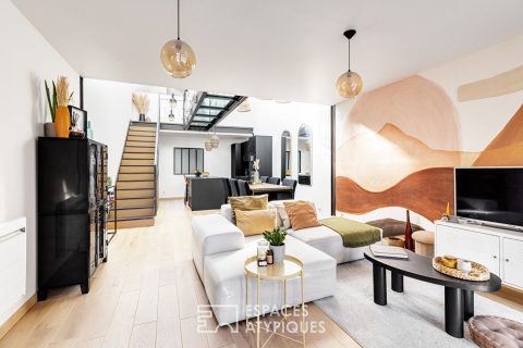 Loft et sa passerelle en verre dans une ancienne teinturerie