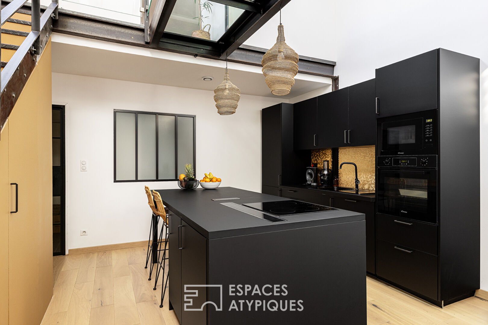 Loft et sa passerelle en verre dans une ancienne teinturerie