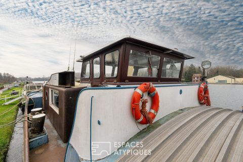 Renovated houseboat on the Estrun basin