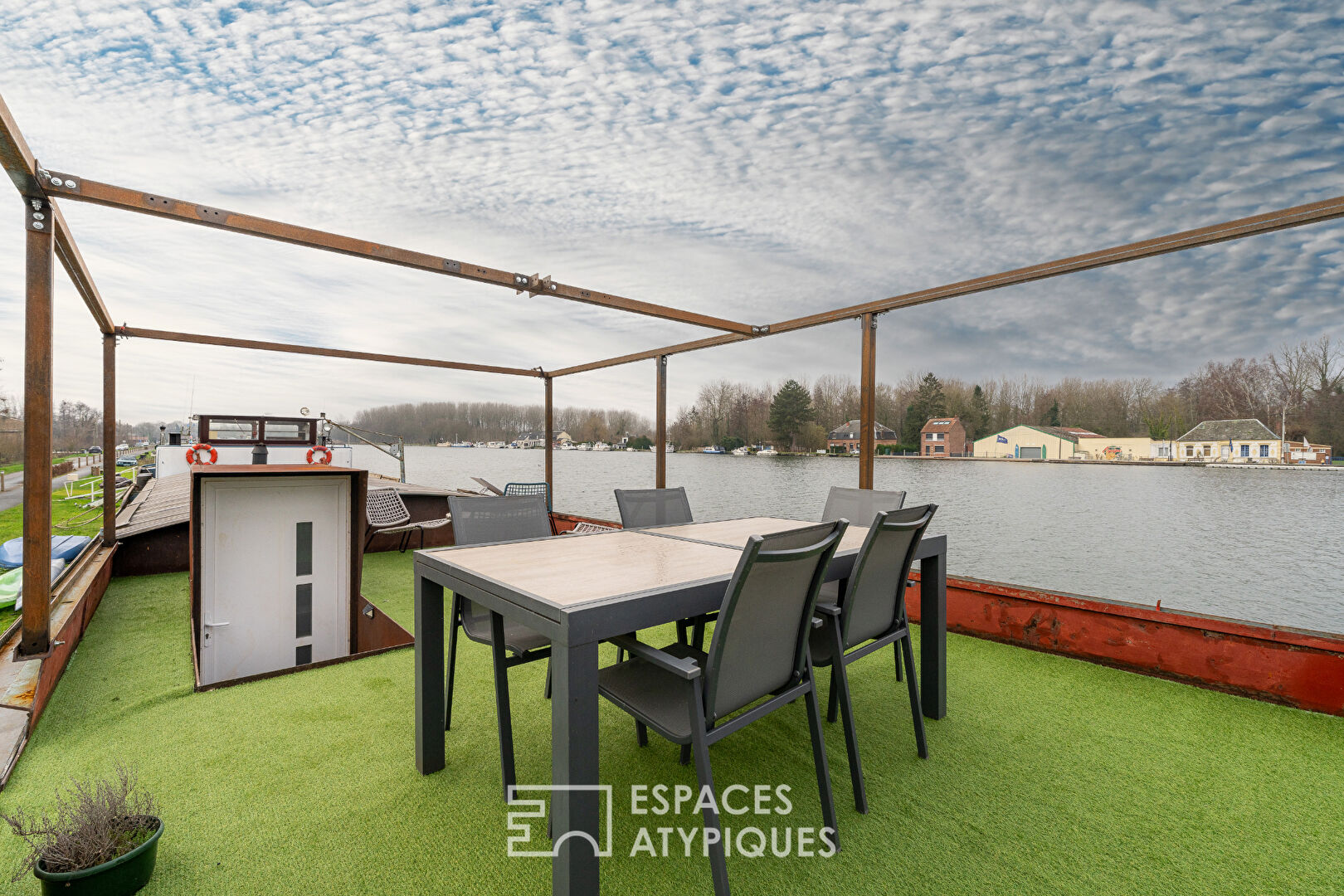 Péniche d&rsquo;habitation rénovée sur le bassin d&rsquo;Estrun