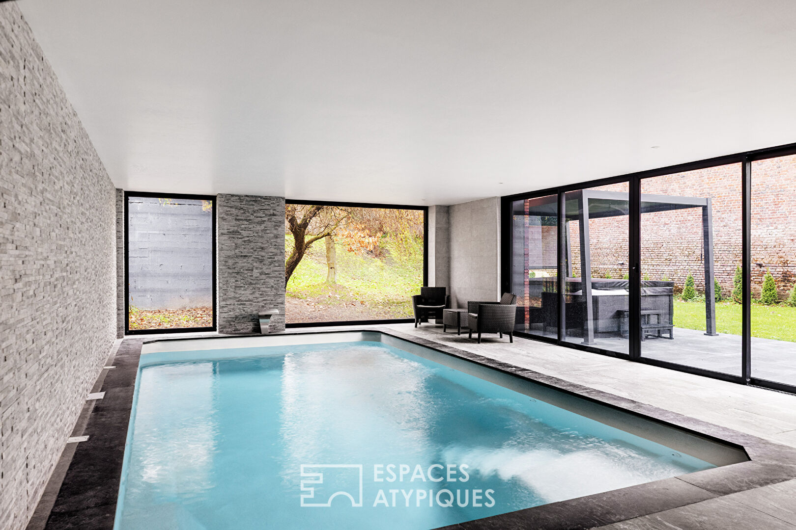 Villa d&rsquo;architecte contemporaine entre lumière et transparence en plein coeur de ville