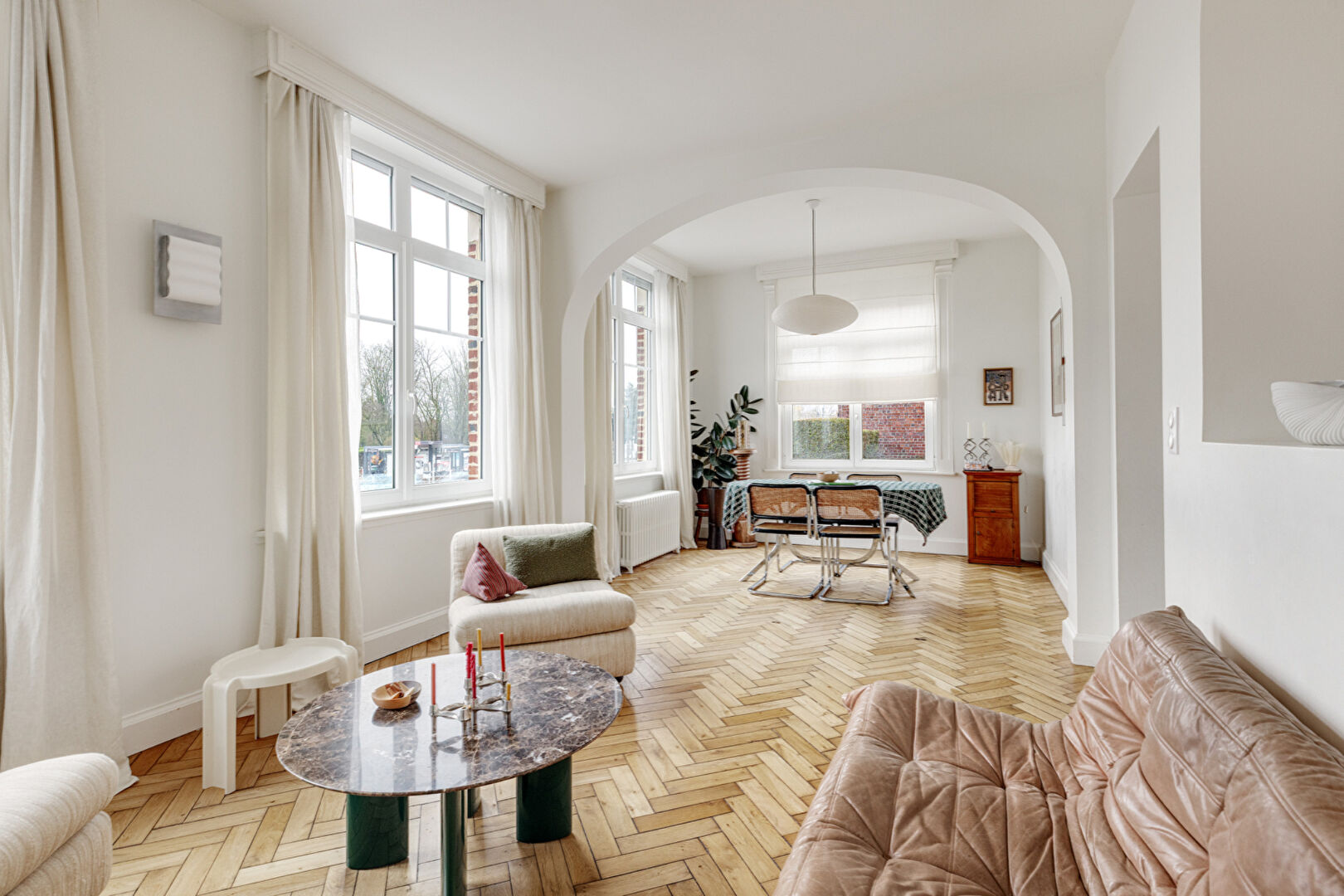Maison élégamment rénovée avec terrasse et jardin