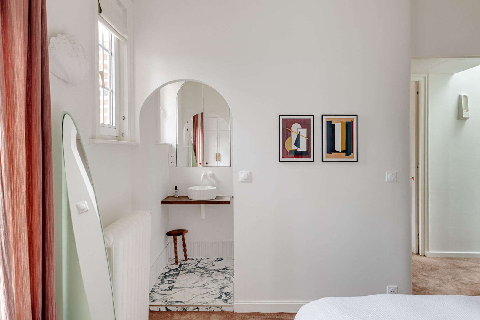 Maison élégamment rénovée avec terrasse et jardin