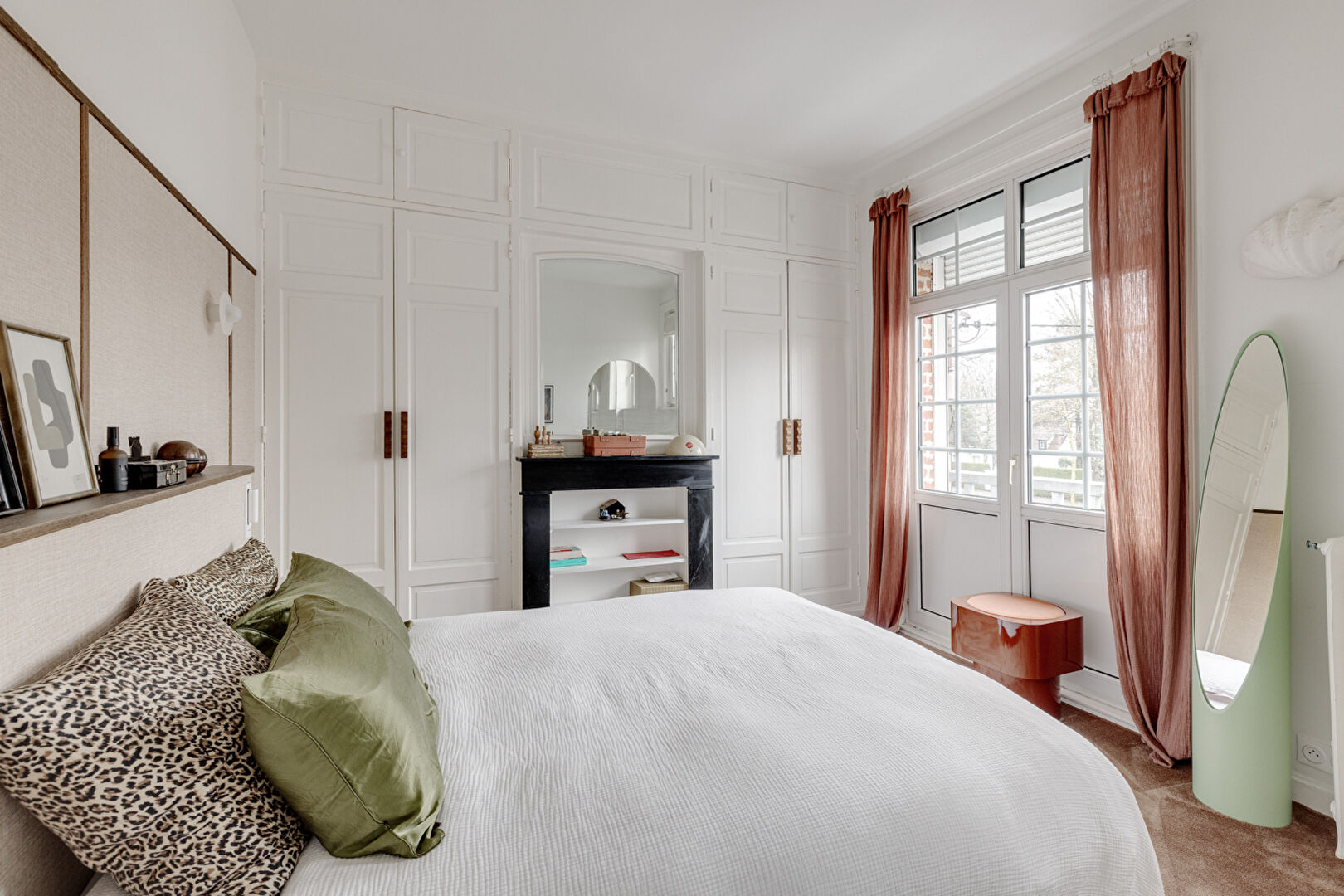 Maison élégamment rénovée avec terrasse et jardin